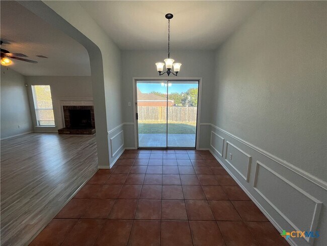 Building Photo - 3000 Rain Dance Loop