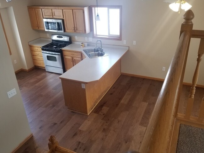 Building Photo - 5 Bedroom Multi-Level