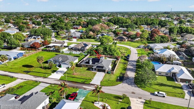 Building Photo - 481 SW Aster Rd