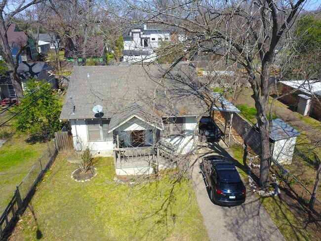 Building Photo - Charming Hyde Park Bungalow with Modern Co...