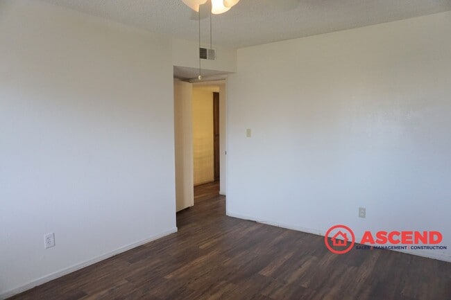 Building Photo - Cute home located in the Southwest!