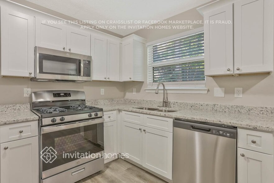 Building Photo - 690 Greenhedge Dr