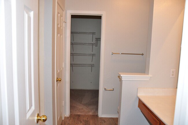 Building Photo - 4 Bedroom 2.5 Bath in Block House Creek