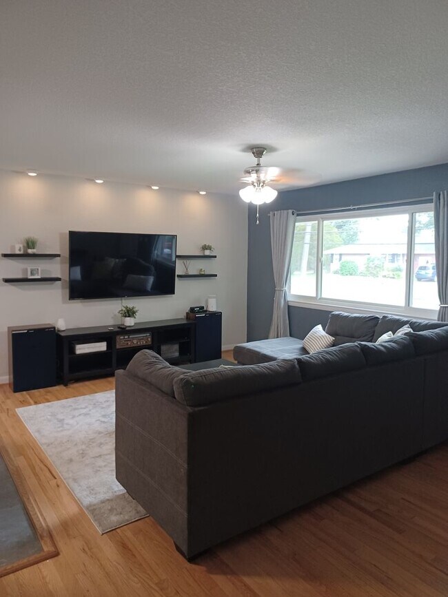 Building Photo - Beautifully renovated home in Birchwood Gardens