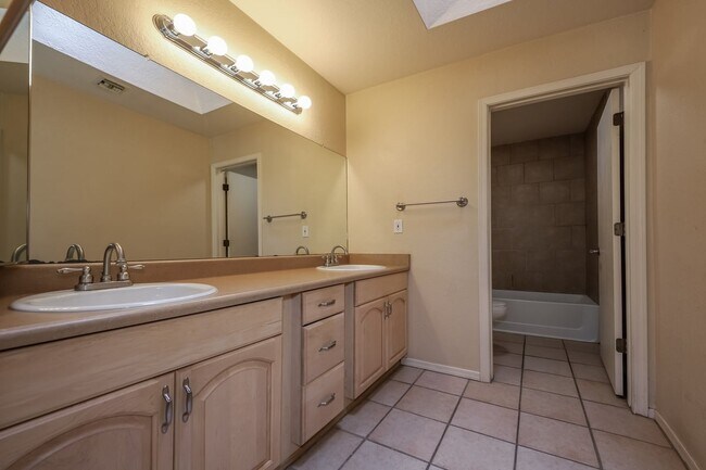 Building Photo - 3080 W Placita De La Roseta