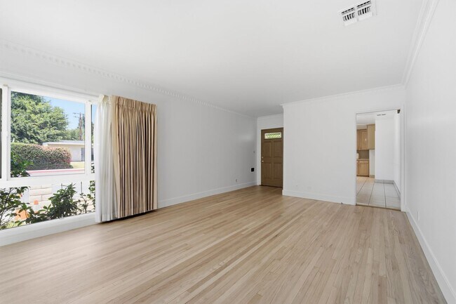 Building Photo - 2 bedroom, den and 1.5 bath, a few blocks of SPHS