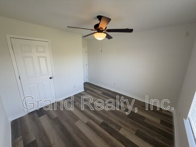 Building Photo - 1261 Mazurek Blvd