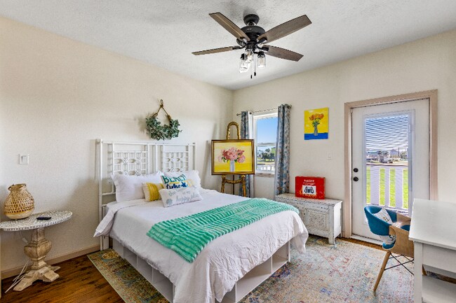 Building Photo - 14204 Miramar Dr