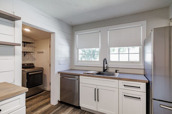 Building Photo - Beautiful Ranch Home in Prime Jefferson Location – Pet Friendly!