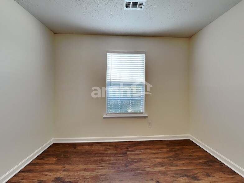 Building Photo - 595 River Glen Ct