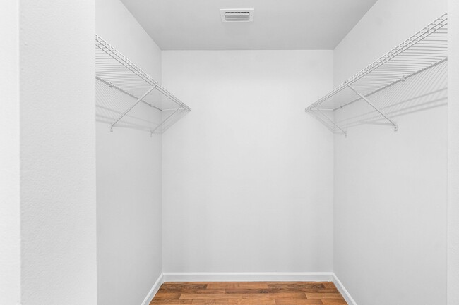 Building Photo - 9977 Three Lakes Cir