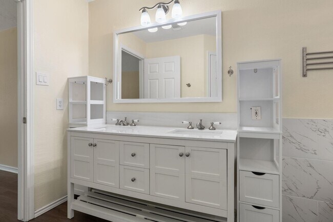 Building Photo - 27 N Queenscliff Cir