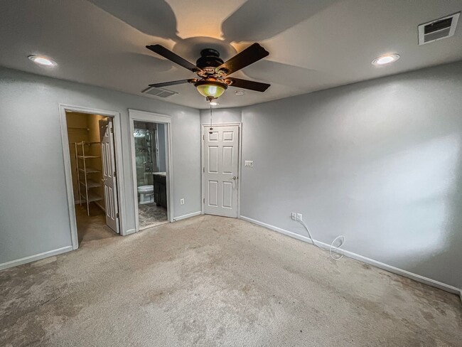 Building Photo - Huge 3 Bedroom 2.5 Bathroom Brick Townhome...