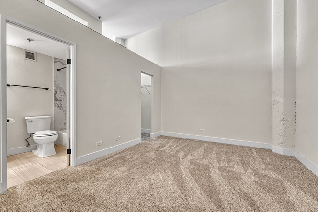 Building Photo - $1,695.00, 1 bed1 bath Updated Condo locat...