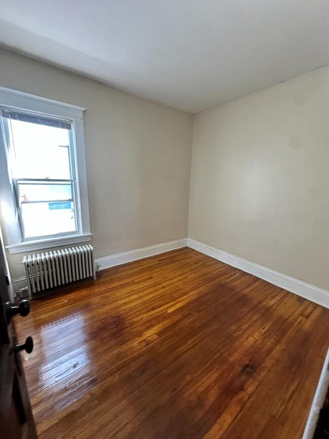 Building Photo - 612 7th St