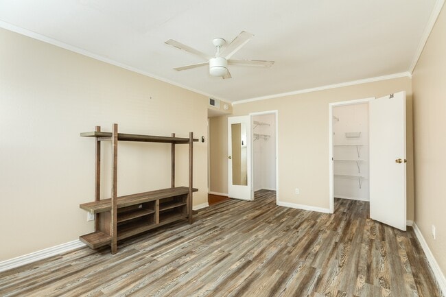 Building Photo - 7140 N Holiday Dr