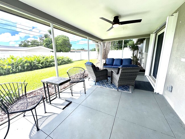 Building Photo - 13926 Sunset Dr