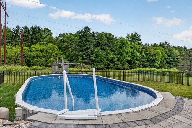 Building Photo - Spacious Stratham Home | Semi-In Ground Pool | Finished Basement | AVAILABLE AUGUST 1st