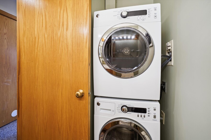 Building Photo - 180 High Ridge Rd