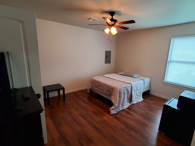 Building Photo - 37 W Thatcher St