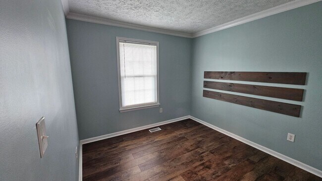 Building Photo - DON'T MISS THIS STUNNER!  3 Bedroom End Unit Townhome in Quiet Location!