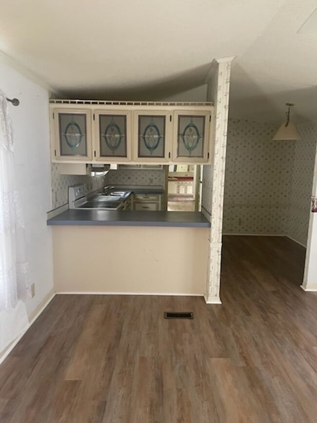 Building Photo - Two Bedroom Mobile Home in Quiet Setting