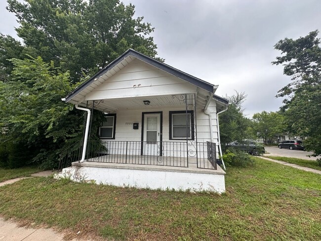 Building Photo - $825 - 2 bedroom/ 1 bathroom - Single Fami...