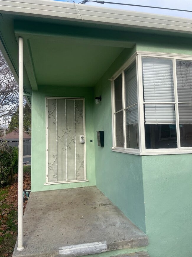 Building Photo - East Sacramento 1br Duplex for Rent $1,750.00