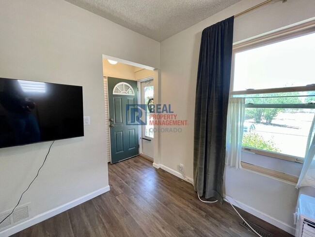Building Photo - 902 W Cucharras St
