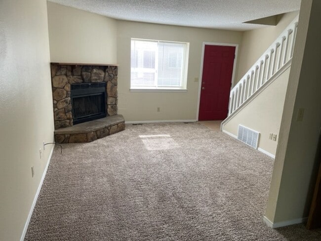 Building Photo - LA JOLLA 2BD TWO-STORY TOWNHOME CONVENIENT...