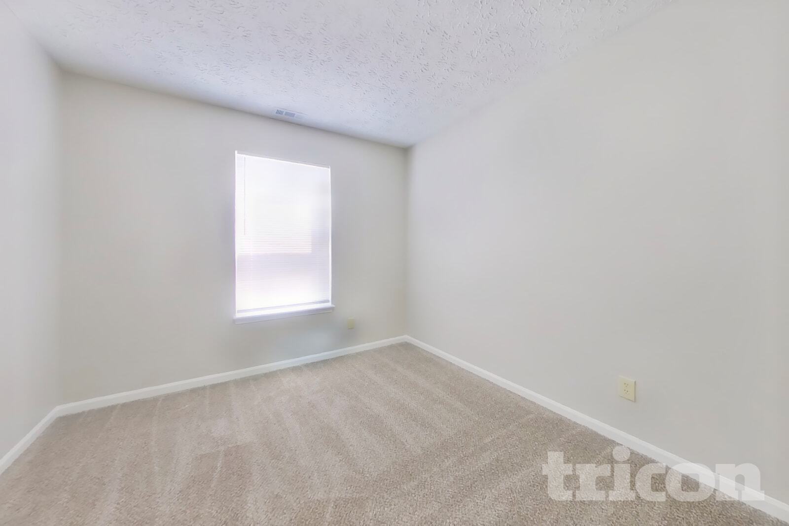 Building Photo - 4468 Connaught Dr E