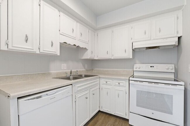 Building Photo - Prime Bellevue Location! 3-Bed Townhouse with 1.5 Baths