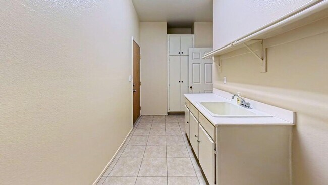 Building Photo - 2226 Willowbrook Ln