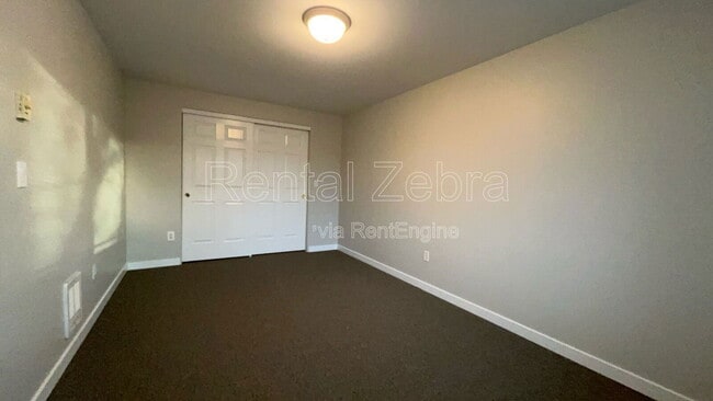 Building Photo - 1945 SW Canyon Dr