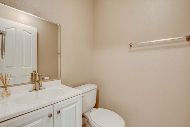 Building Photo - Spacious 4-Bedroom Home in Prime Location!