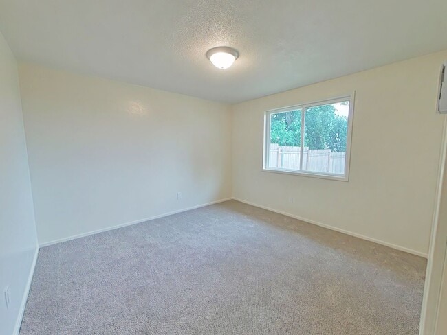 Building Photo - 3 Bedroom House ~ North Albany ~ Pet Friendly
