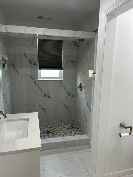 Building Photo - 13 Leuvine St