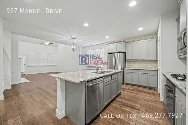 Building Photo - 927 Manuel Dr