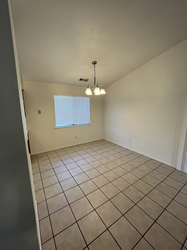 Building Photo - 2146 Fernwood Dr