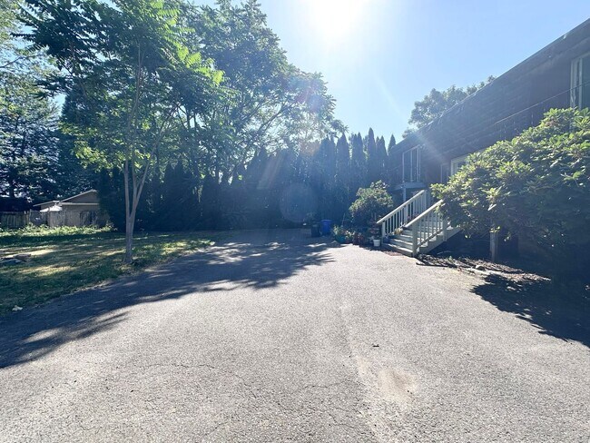 Building Photo - 2 Bed 1 Bath Duplex near Gresham Station!