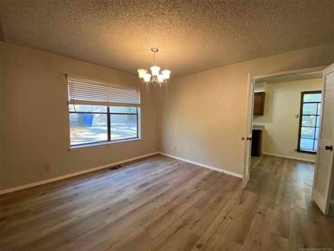 Building Photo - Jenks Schools! This 3 bedroom, 2 bath duplex is located at back of cul-de-sac