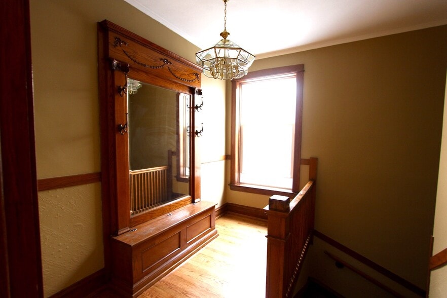 foyer - 1109 S Oak Park Ave