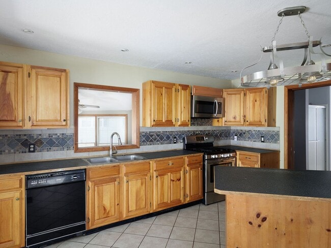 Building Photo - Charming and spacious 4-bedroom, 2 full bath home located in the City of Watertown.