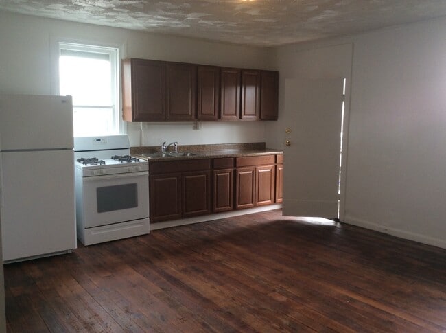Building Photo - Spacious 3 Bedroom, Laundry, East End Near...