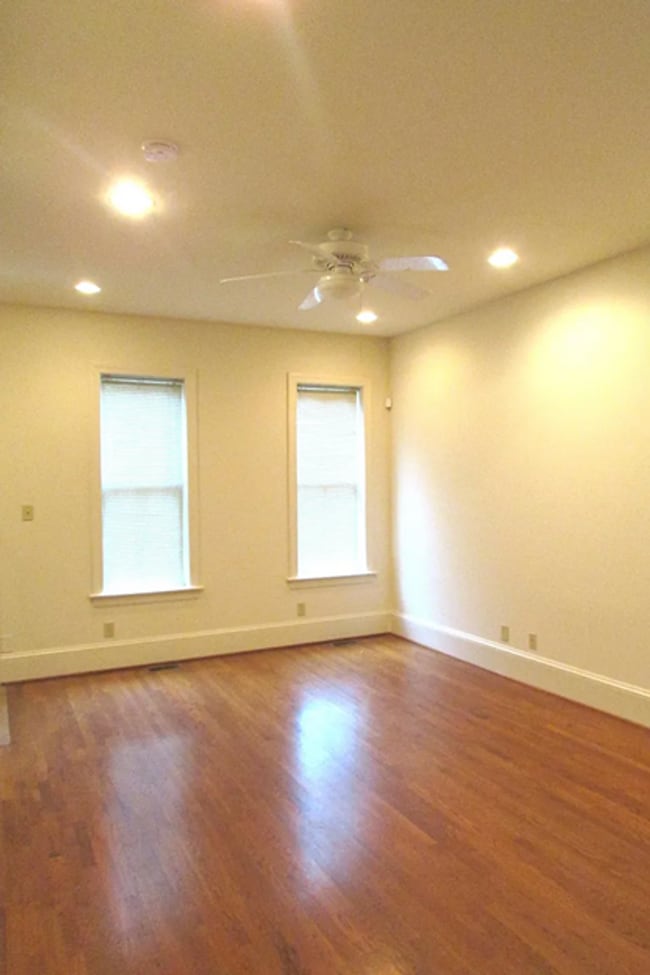 Building Photo - 3 S Plum St