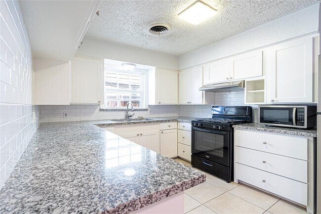 Building Photo - 1726 Du Barry Ln