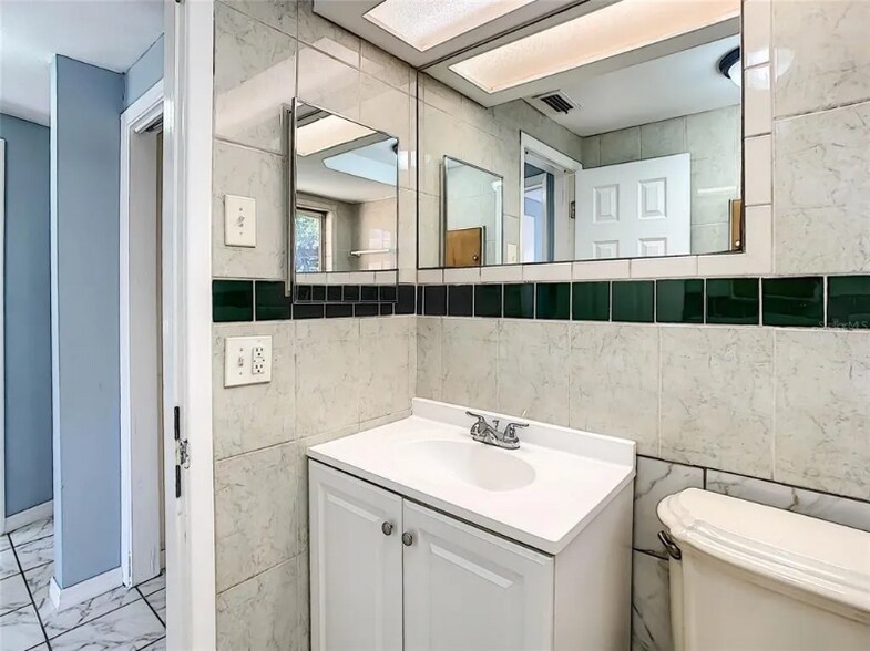 Building Photo - 4239 Ridgefield Ave