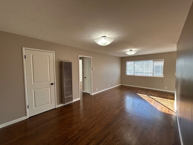 Building Photo - 2249 Bonar St