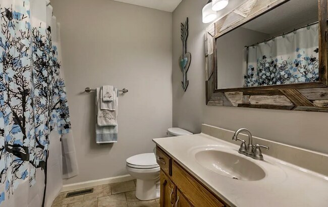 Building Photo - 420 SE Onyx Dr