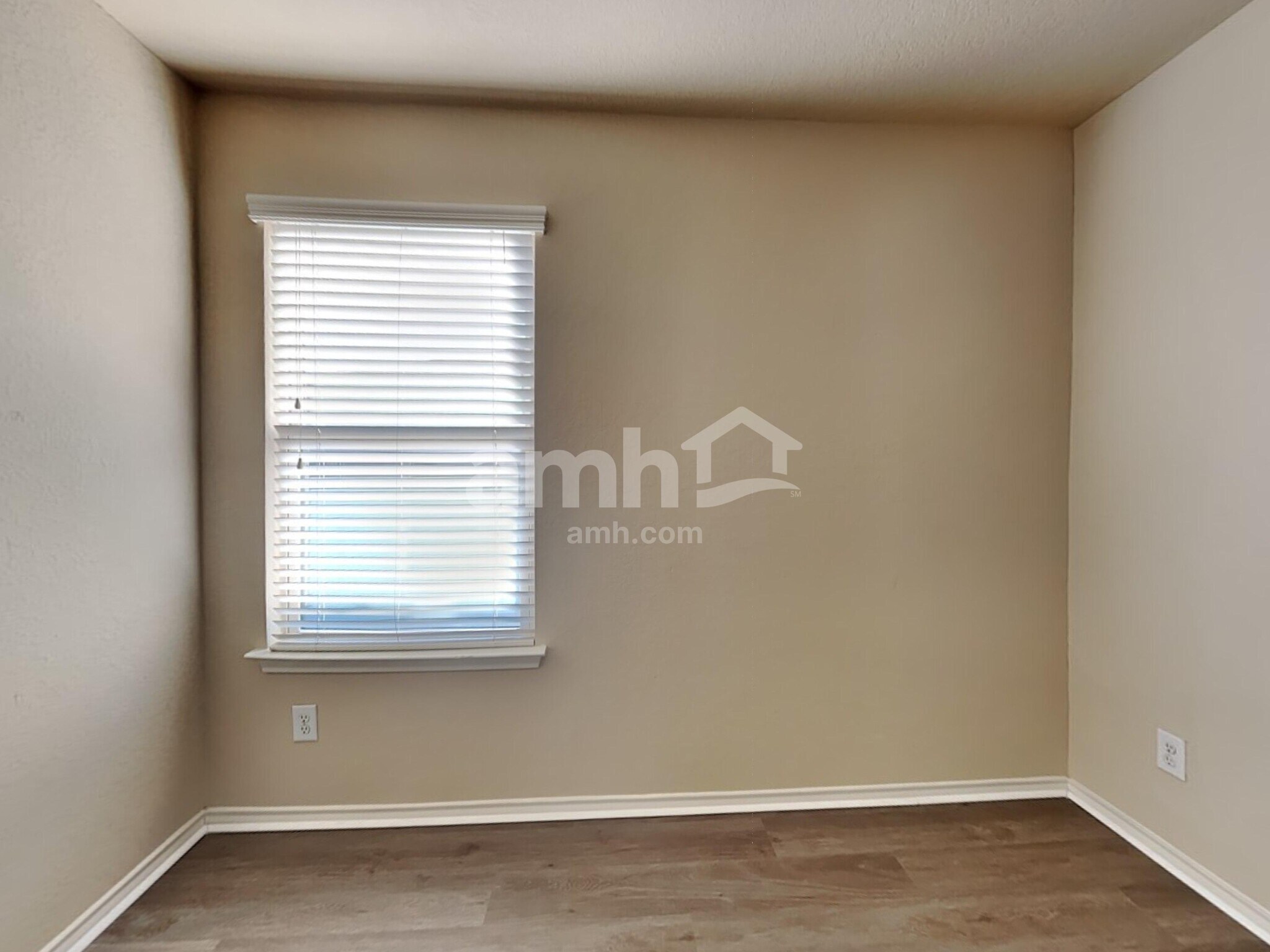 Building Photo - 10450 Rosewood Creek